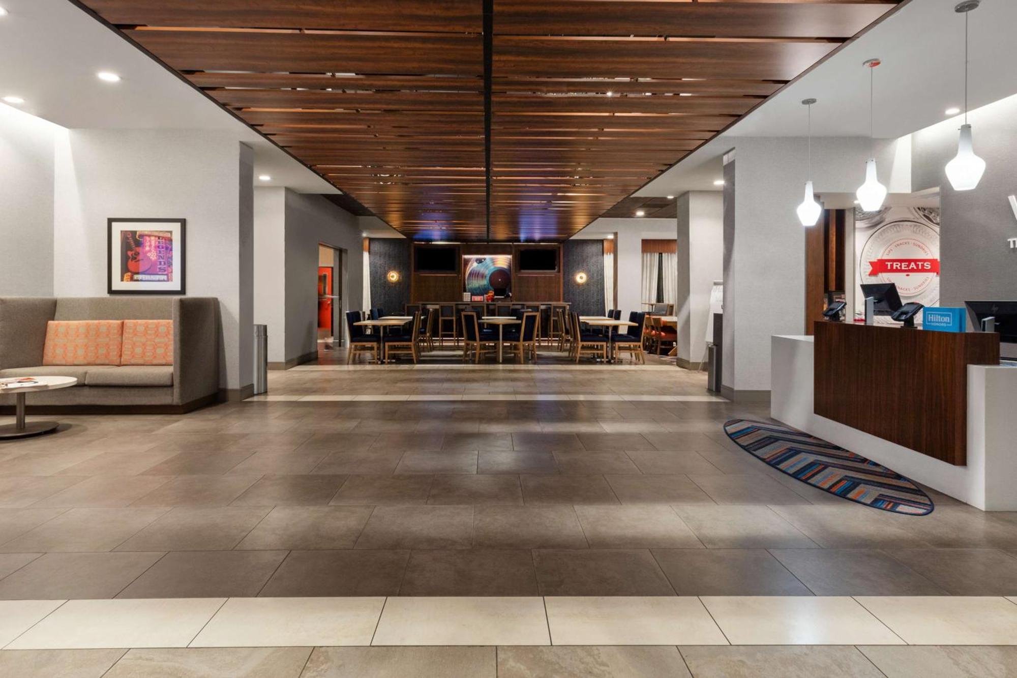 Hampton Inn By Hilton Nashville Airport Century Place Exterior photo
