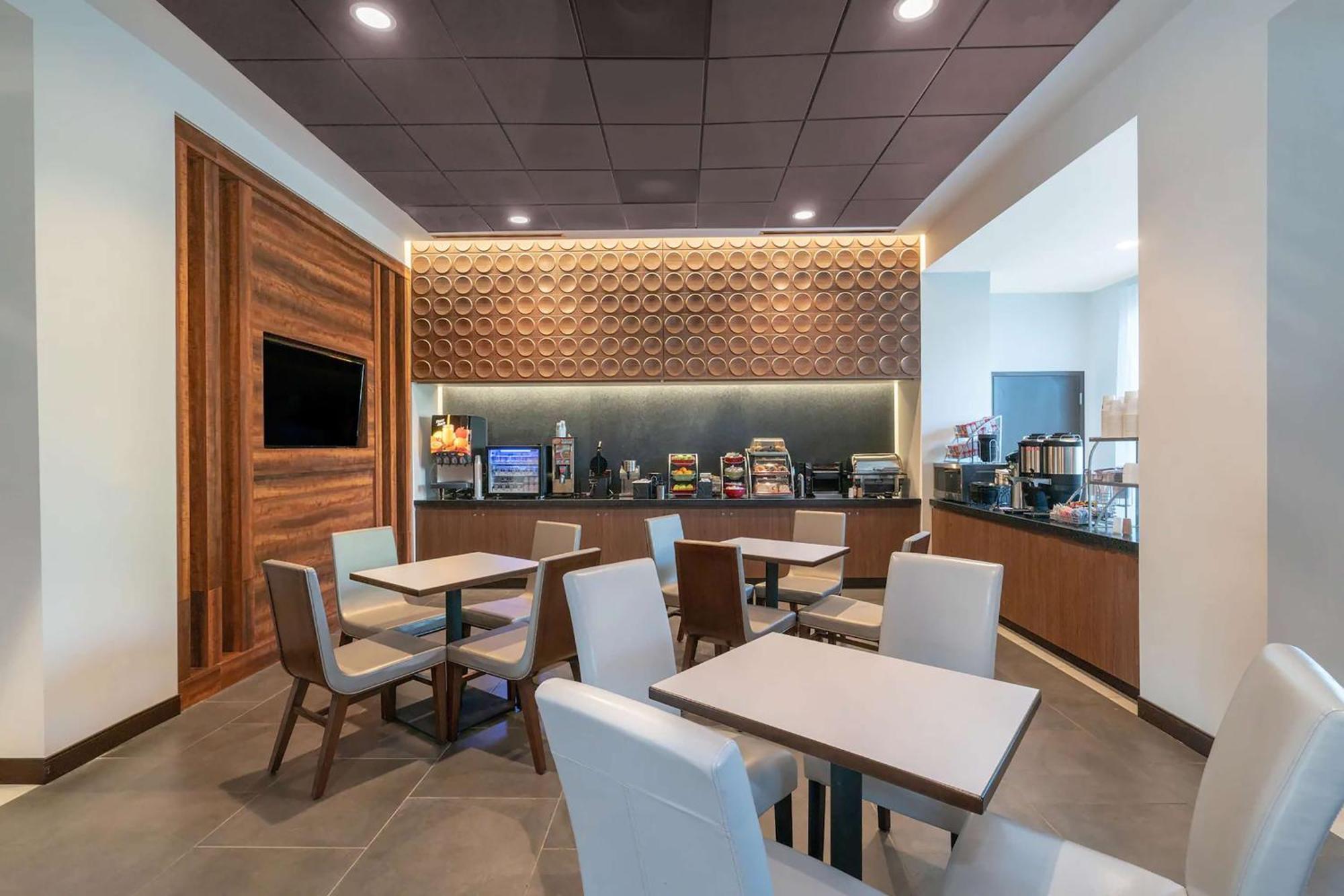 Hampton Inn By Hilton Nashville Airport Century Place Exterior photo